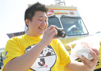 【ＦＸＳＣ２０１５ スタジアムグルメ】食べる前の撮影は欠かさないＪリーグ親膳大使フォーリンデブ★はっしーさん（３／４）