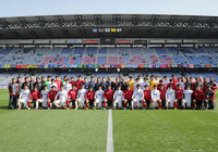 【ＦＸＳＣ２０１５ ネクストジェネレーションマッチ】試合前に記念撮影を行った両チーム（１３／１３）