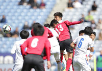 【ＦＸＳＣ２０１５ ネクストジェネレーションマッチ】試合終了直前にCKから藤谷が頭で押し込んで1点を返したＵ－１８Ｊリーグ選抜（１／１３）