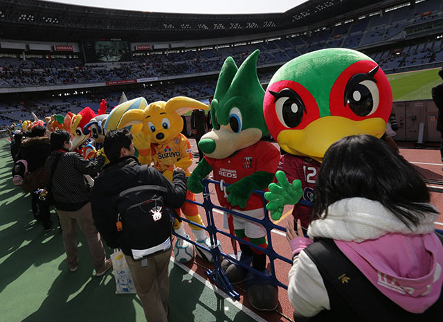 【ＦＸＳＣ２０１５　マスコットの活動】ファン・サポーターをお出迎え（１６／１６）