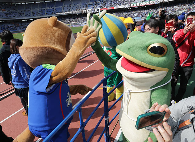 【ＦＸＳＣ２０１５　マスコットの活動】ヴォルタくん（徳島）と一平君がハイタッチ（１４／１６）