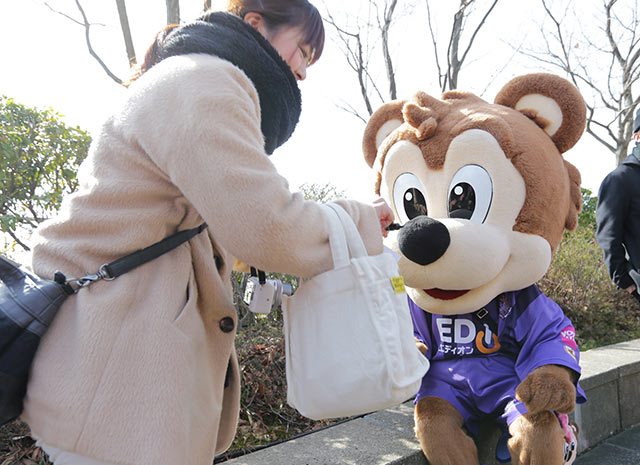 【ＦＸＳＣ２０１５　マスコットの活動】ファン・サポーターと触れ合うサンチェ（広島）（１３／１６）
