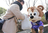 【ＦＸＳＣ２０１５　マスコットの活動】ファン・サポーターと触れ合うサンチェ（広島）（１３／１６）