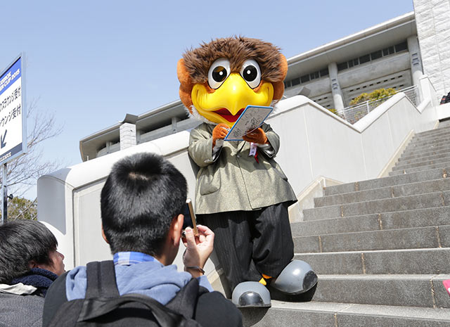 【ＦＸＳＣ２０１５　マスコットの活動】ファン・サポーターと触れ合うベガッ太（仙台）（１２／１６）