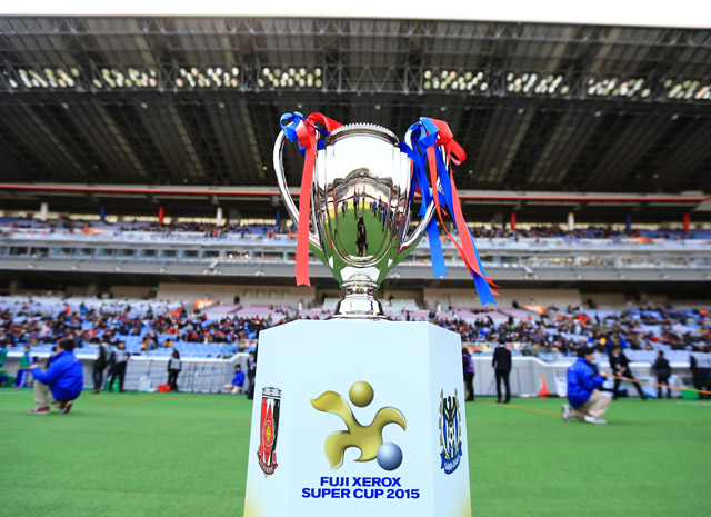 【ＦＸＳＣ２０１５ Ｇ大阪vs浦和】ピッチサイドに用意されたトロフィー（３０／３０）