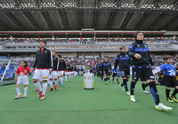 【ＦＸＳＣ２０１５ Ｇ大阪vs浦和】トロフィーを挟んで、両チームの選手が入場（２５／３０）