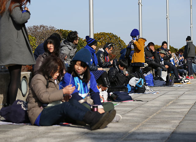 【ＦＸＳＣ２０１５ Ｇ大阪vs浦和　試合前】開門を待つＧ大阪のファン・サポーター（２１／２３）