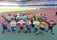 【ＦＸＳＣ２０１５　マスコットの活動】総選挙で第1位に輝いたサンチェ（広島）をセンターに大集合（１／１６）
