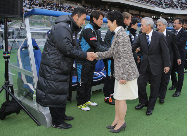 【ＦＸＳＣ２０１５ Ｇ大阪vs浦和】長谷川監督（G大阪）と握手を交わす高円宮妃殿下（２８／３０）
