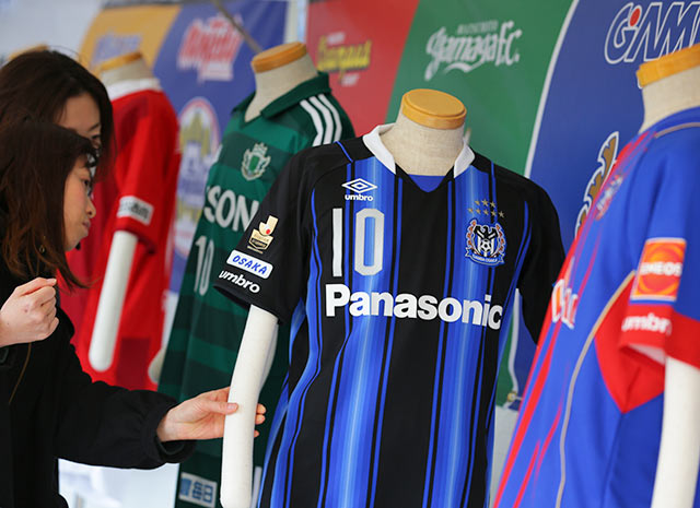 【ＦＸＳＣ２０１５ Ｇ大阪vs浦和　試合前】会場に展示された各クラブの2015年モデルユニフォーム（１７／２３）