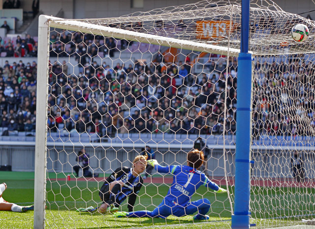 【ＦＸＳＣ２０１５ Ｇ大阪vs浦和】宇佐美（G大阪）のシュートはゴール上に突き刺さった（１２／３０）