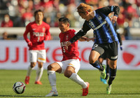 【ＦＸＳＣ２０１５ Ｇ大阪vs浦和】槙野（浦和）と宇佐美（G大阪）の競り合い（１０／３０）