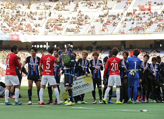 【ＦＸＳＣ２０１５ Ｇ大阪vs浦和】激闘を終え、互いの健闘を称えあう両チーム（３／３０）