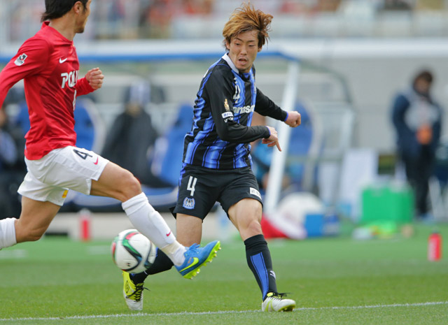 【ＦＸＳＣ２０１５ Ｇ大阪vs浦和】パスを出す藤春（G大阪）（９／３０）