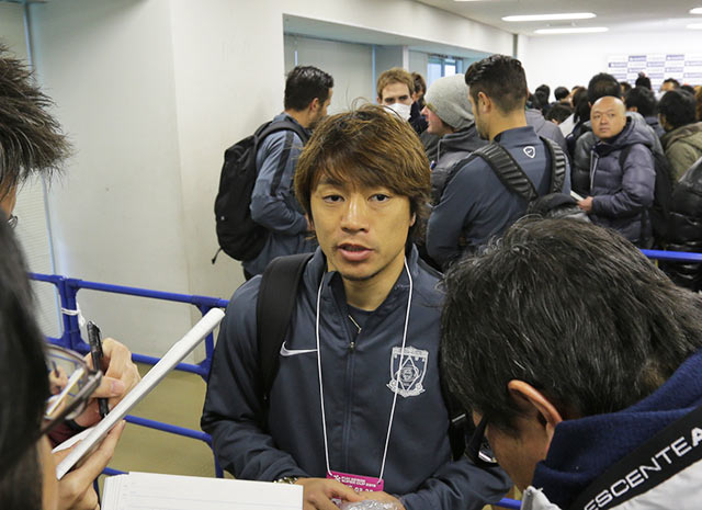 【ＦＸＳＣ２０１５ Ｇ大阪vs浦和　試合後】試合後の取材に応える梅崎（浦和）（８／８）