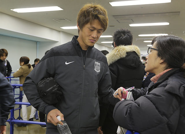 【ＦＸＳＣ２０１５ Ｇ大阪vs浦和　試合後】試合後の取材に応える李（浦和）（７／８）