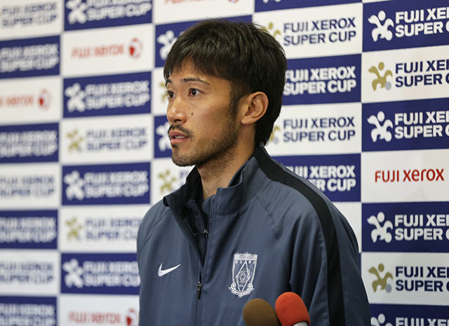 【ＦＸＳＣ２０１５ Ｇ大阪vs浦和　試合後】試合後の取材に応える阿部（浦和）（６／８）