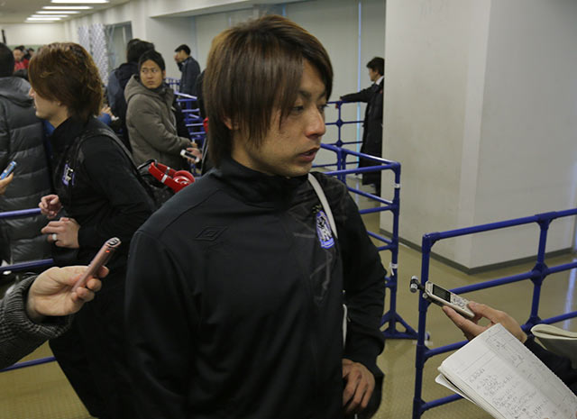 【ＦＸＳＣ２０１５ Ｇ大阪vs浦和　試合後】試合後の取材に応える赤嶺（Ｇ大阪）（５／８）