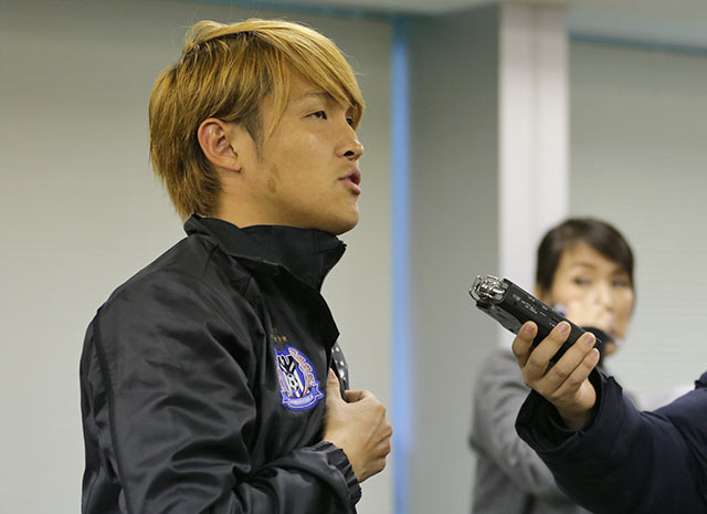 【ＦＸＳＣ２０１５ Ｇ大阪vs浦和　試合後】試合後の取材に応える宇佐美（Ｇ大阪）（４／８）