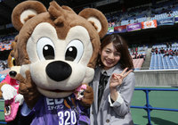 【FUJI XEROX SUPER CUP 2015】Ｊリーグ女子マネージャー佐藤美希とサンチェ（広島）のツーショット（1/1）