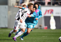 【２０１２シーズン開幕戦プレイバック 鳥栖vsＣ大阪】激しく競り合う山口（Ｃ大阪）と豊田（鳥栖）（５／９）