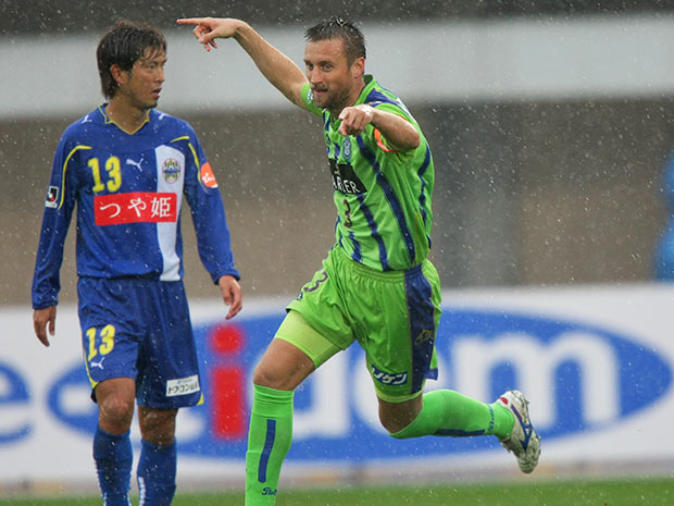 【２０１０シーズン開幕戦プレイバック 湘南vs山形】19分に先制点を決めたジャーン（湘南）（２／９）