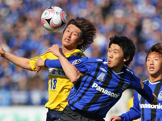 【２００８シーズン開幕戦プレイバック Ｇ大阪vs千葉】激しい攻防を見せる巻（左：千葉）と水本（右：Ｇ大阪）（１／９）