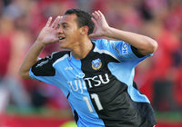 【２００７シーズン開幕戦プレイバック 川崎Ｆvs鹿島】21分にヘディングシュートを決めたマギヌン（川崎Ｆ）（４／９）