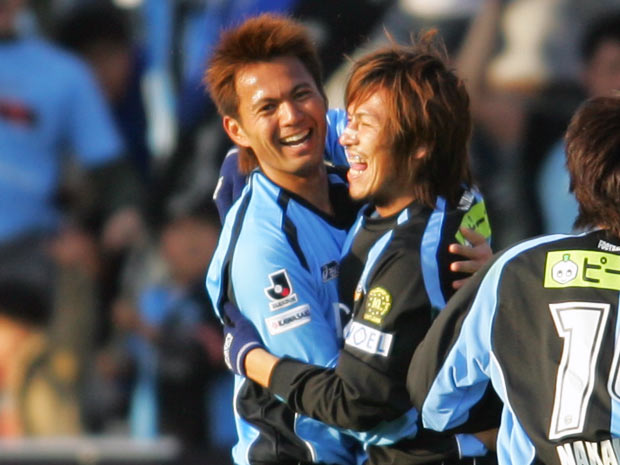 【２００６シーズン開幕戦プレイバック 川崎Ｆvs新潟】ハットトリックを達成した我那覇（左：川崎Ｆ）（６／９）