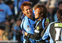 【２００６シーズン開幕戦プレイバック 川崎Ｆvs新潟】ハットトリックを達成した我那覇（左：川崎Ｆ）（６／９）