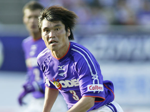 【２００４シーズン開幕戦プレイバック 広島vs清水】63分にCKからヘディングで先制点を決めた小村（広島）（７／８）