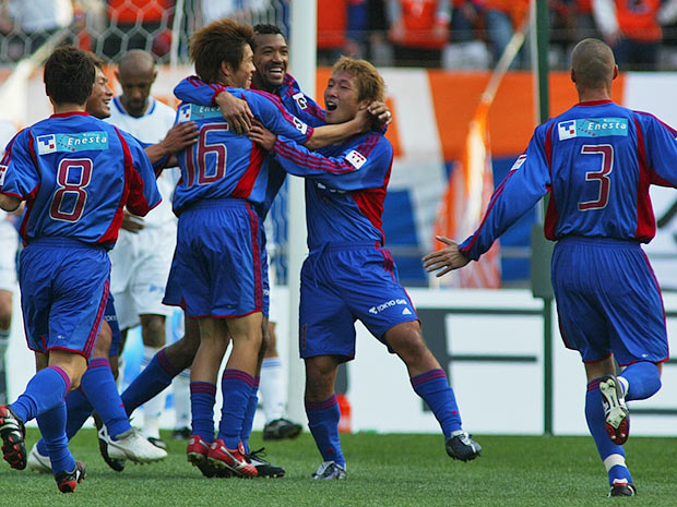 【２００４シーズン開幕戦プレイバック ＦＣ東京vs新潟】25分の阿部（右から2人目）の得点で接戦を制したＦＣ東京（４／８）