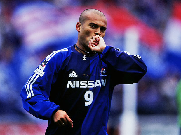 【２００２シーズン開幕戦プレイバック 横浜ＦＭvs浦和】開始早々の6分に先制点を決めたウィル（横浜ＦＭ）（５／８）