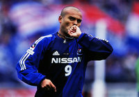 【２００２シーズン開幕戦プレイバック 横浜ＦＭvs浦和】開始早々の6分に先制点を決めたウィル（横浜ＦＭ）（５／８）