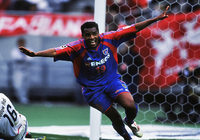 【２００２シーズン開幕戦プレイバック ＦＣ東京vs鹿島】44分に決勝点となる3点目を奪ったケリー（ＦＣ東京）（１／８）