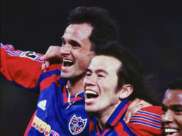 【２００１シーズン開幕戦プレイバック ＦＣ東京vs東京Ｖ】終盤の2ゴールで逆転勝利の立役者となった呂比須（左：ＦＣ東京）（６／８）