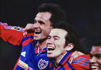 【２００１シーズン開幕戦プレイバック ＦＣ東京vs東京Ｖ】終盤の2ゴールで逆転勝利の立役者となった呂比須（左：ＦＣ東京）（６／８）