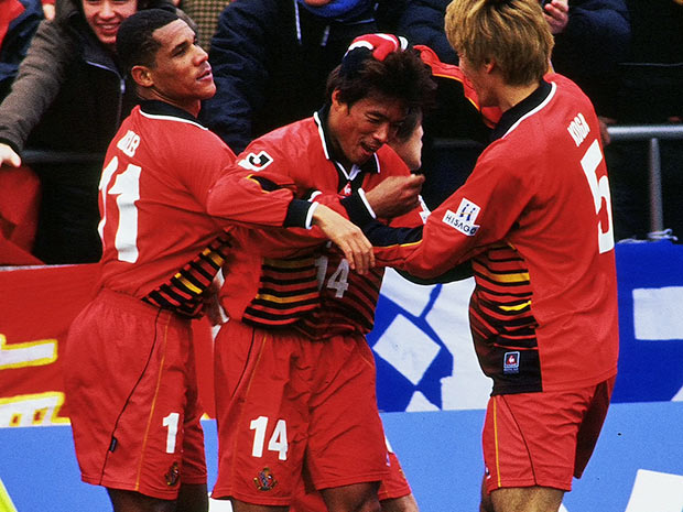 【２００１シーズン開幕戦プレイバック 名古屋vs浦和】ウェズレイ（左）と平岡（中央）が共に頭で決めて名古屋が勝利（２／８）