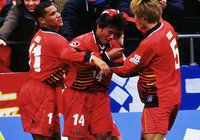 【２００１シーズン開幕戦プレイバック 名古屋vs浦和】ウェズレイ（左）と平岡（中央）が共に頭で決めて名古屋が勝利（２／８）