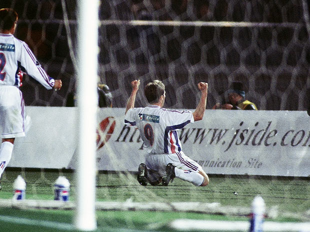 【２０００シーズン開幕戦プレイバック 横浜ＦＭvsＦＣ東京】ツゥット（ＦＣ東京）が85分に待望の決勝点を決めた（８／８）
