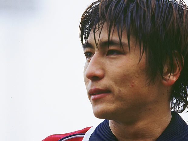 【２０００シーズン開幕戦プレイバック 鹿島vs名古屋】11分にFKからヘディングシュートを決めた中田（鹿島）（１／８）