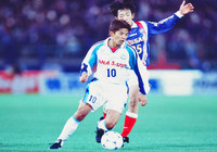 【１９９８シーズン開幕戦プレイバック 横浜Ｍvs横浜Ｆ】18分に先制点を挙げた永井（横浜Ｆ）（７／９）