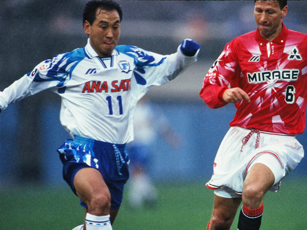 【１９９５シーズン開幕戦プレイバック 横浜Ｆvs浦和】27分に得点を挙げた前田（横浜Ｆ）（３／７）