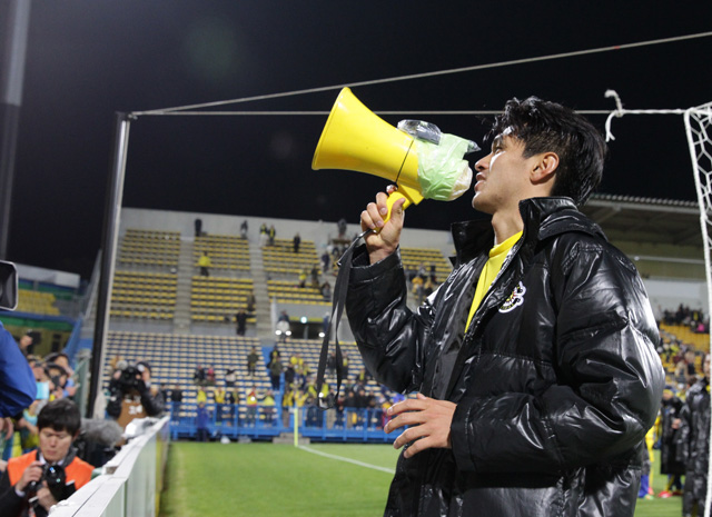 【ＡＣＬ２０１５ GS MD2 柏vsBIN】試合後、ゴール裏でトラメガを手にする工藤（10/10）