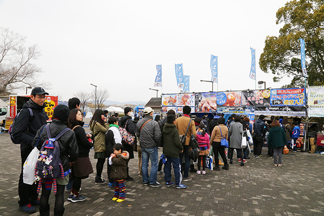 【明治安田Ｊ１ １ｓｔ 第1節 Ｇ大阪vsFC東京】スタジアムグルメに並ぶファン・サポーター（14/15）