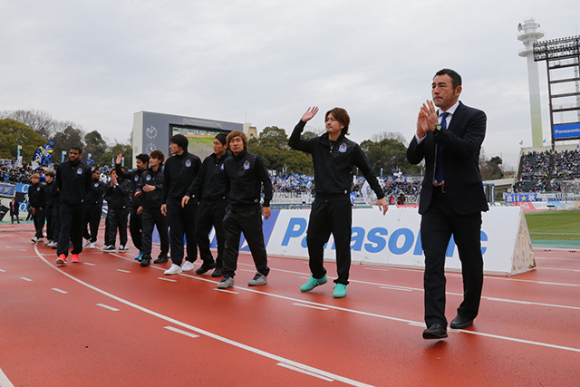 【明治安田Ｊ１ １ｓｔ 第1節 Ｇ大阪vsFC東京】スタジアムで試合前の挨拶をするＧ大阪の監督・選手（8/15）