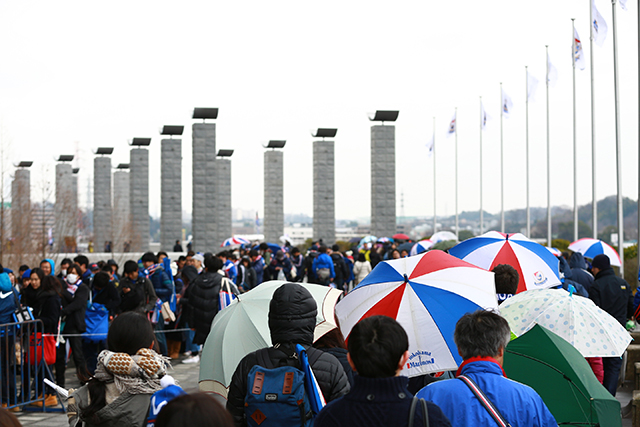 【明治安田Ｊ１ １ｓｔ 第1節 横浜FMvs川崎Ｆ】開場を待つファン・サポーター（14/15）