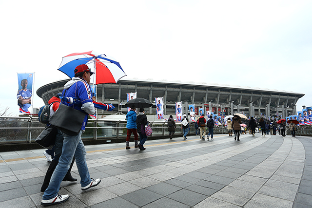 【明治安田Ｊ１ １ｓｔ 第1節 横浜FMvs川崎Ｆ】日産スタジアムに向かうファン・サポーター（11/15）