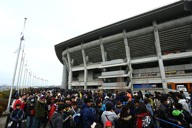 【明治安田Ｊ１ １ｓｔ 第1節 横浜FMvs川崎Ｆ】開場の列に並ぶファン・サポーター（10/15）