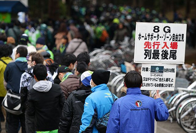 【明治安田Ｊ１ １ｓｔ 第1節 湘南vs浦和】先行入場に並ぶファン・サポーター（12/15）